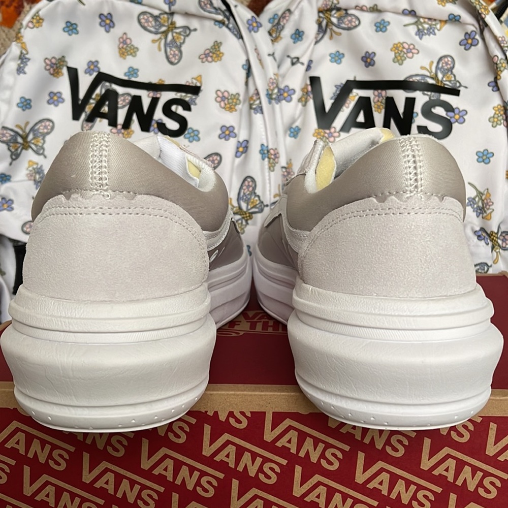 Vans Men’s Old Skool Over
Light Grey/White
VN0A7Q5ELGX
Platforms Sneakers - Picture 14 of 16